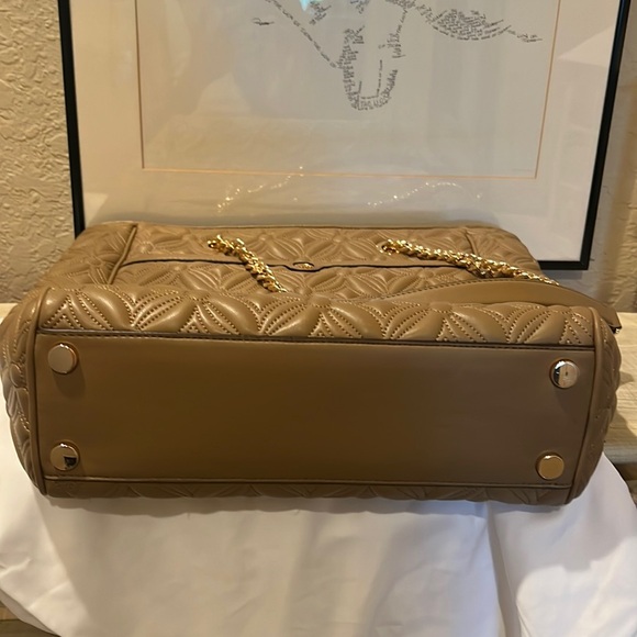 Michael Kors quilted Large Blaire North/South Chain Tote in beige - Picture 13 of 14